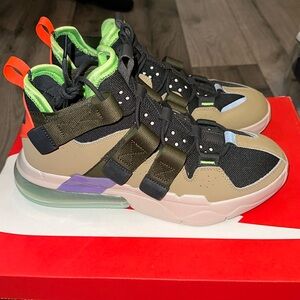 BRAND NEW Nike Air Edge 270